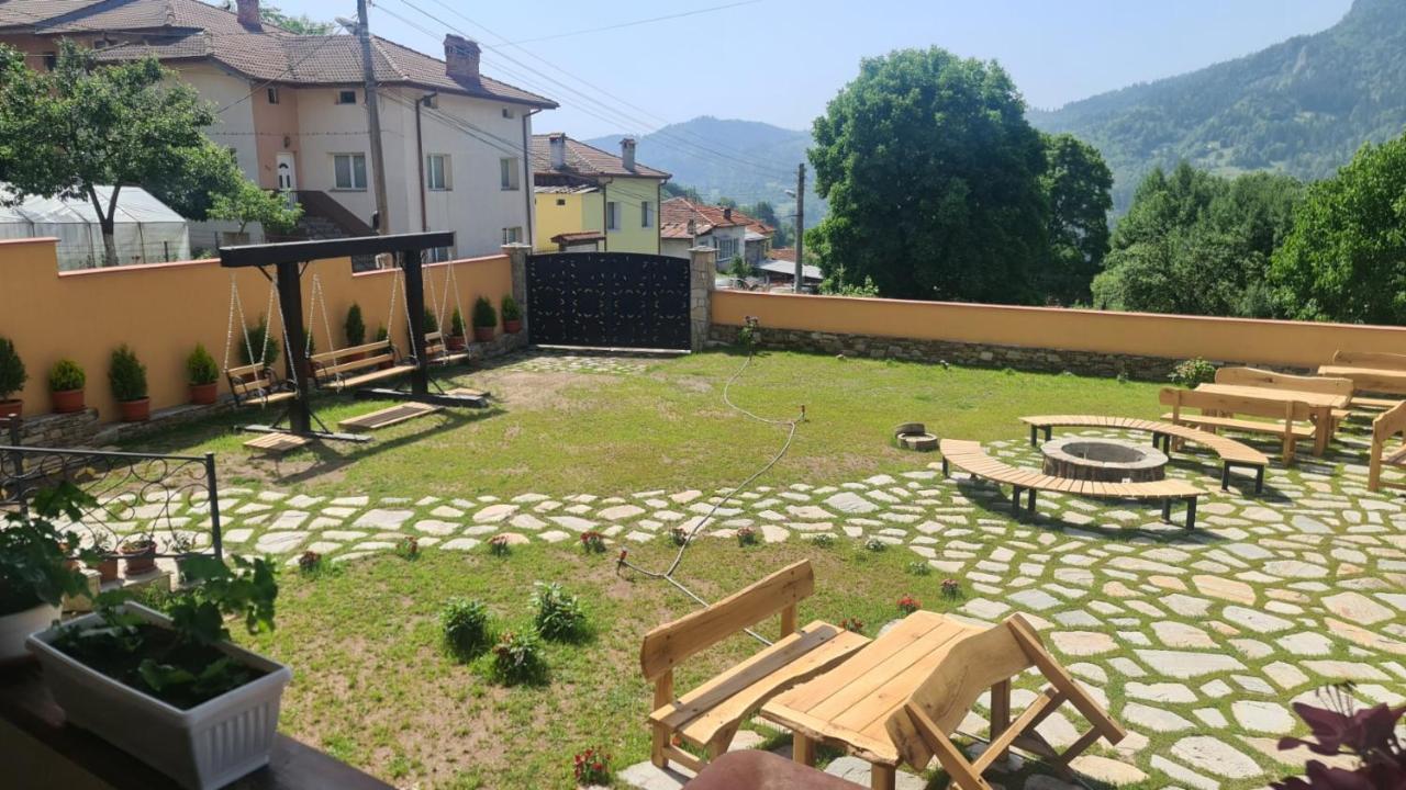 Guesthouse Nefertiti Smolyan Exteriör bild